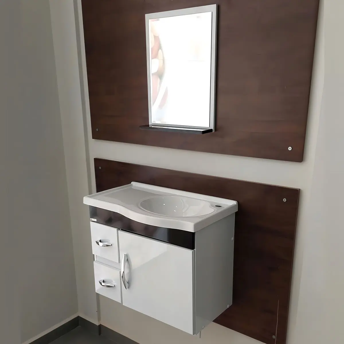 Móveis para banheiro A. J. Rorato Siena 55 de 55.5cm de largura, 44.5cm de altura e 27.9cm de profundidade, com pia colorida branco e móveis branco/preto com um furo para torneiras